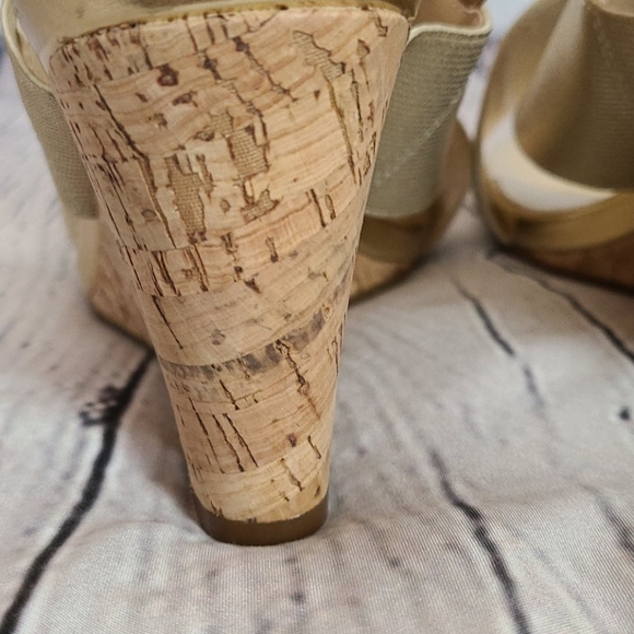 Isaac Mizrahi gold wedge sandals, 7.5W - Picture 9 of 15